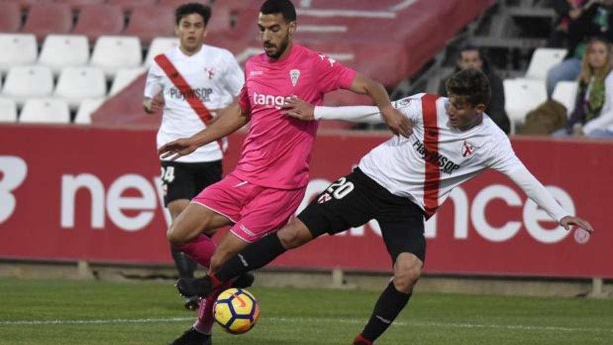 Álex Vallejo y Marc Gual pelean por la posesión del balón