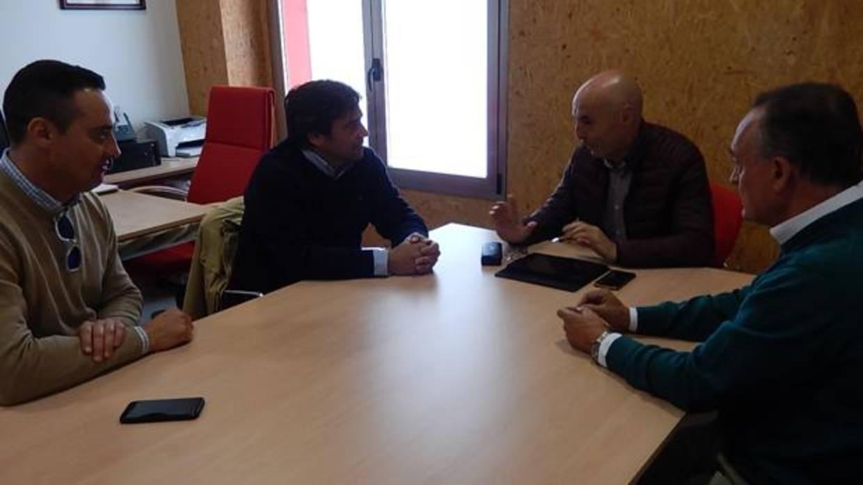 Antonio Hurtado junto a representantes de autoescuelas en Córdoba