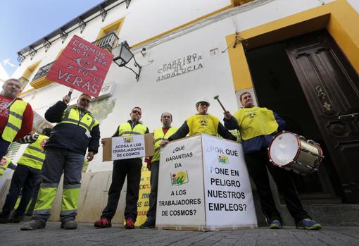 Obreros de Cosmos en la puerta de la sede de IU