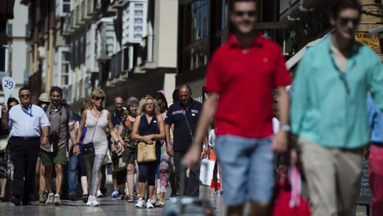 Turistas paseando por el centro de Málaga en una imagen de archivo