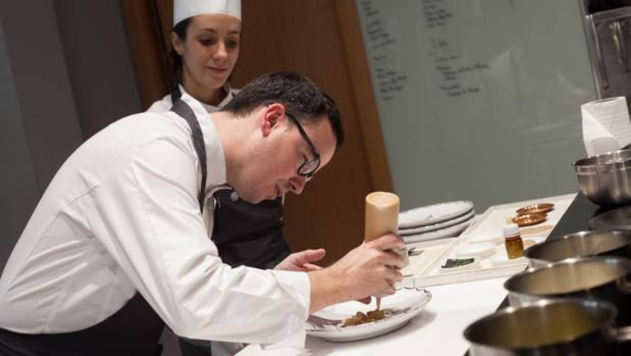 Paco Morales prepara un plato en la cocina de Noor