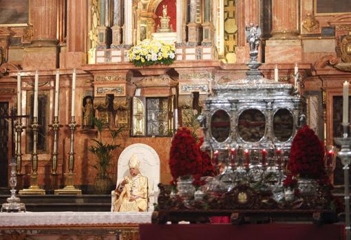 La urna de los Santos Mártires, durante la eucaristía