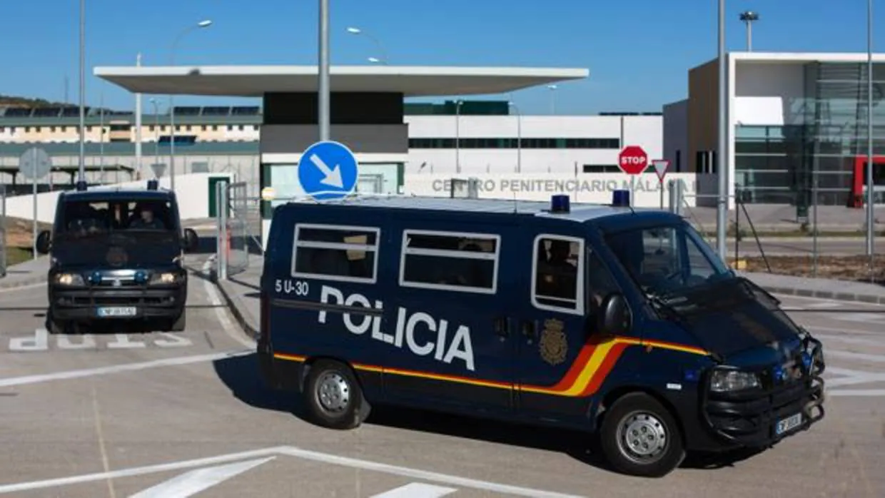 Varios furgones de la Policía Nacional abandonan la prisión de Archidona, aún sin uso