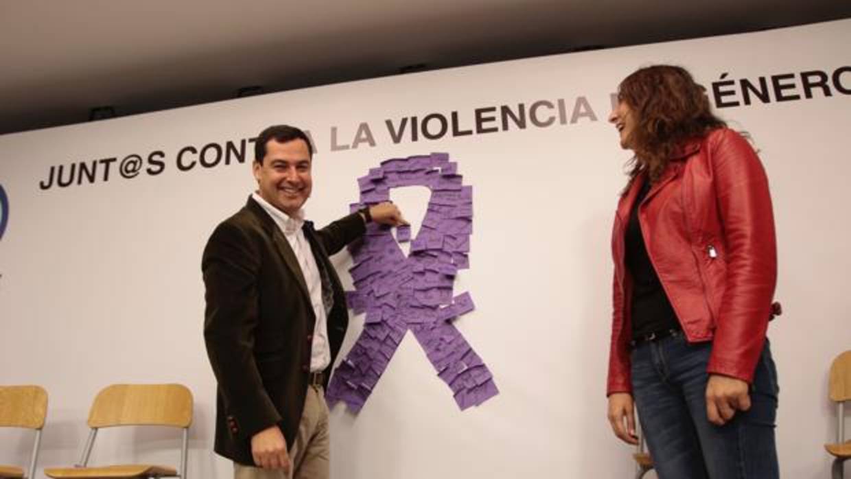El presidente del PP-A Juanma Moreno, junto a la secretaria general del PP-A