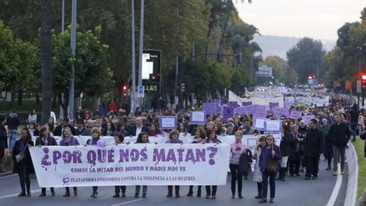 Imagen de la cabecera de la manifestación contra la violencia de género que ha recorrido la capital