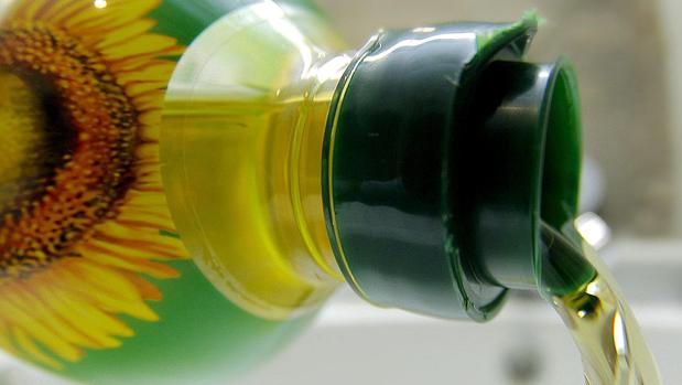 El alto precio del aceite de oliva dispara las ventas del de girasol, que sube un 24 por ciento