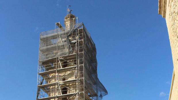 La restauración de la Torre del Reloj de Aguilar de la Frontera obliga a «desahuciar» a las cigüeñas