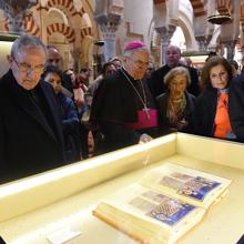 El obispo ante una pieza de la muestra