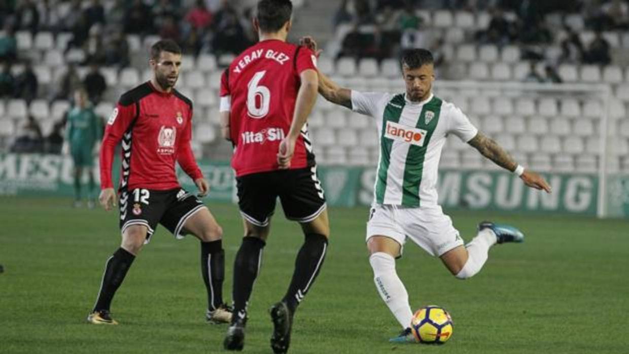 Daniel Pinillos intenta centrar ante Rodri y Yeray en el choque contra la Cultural