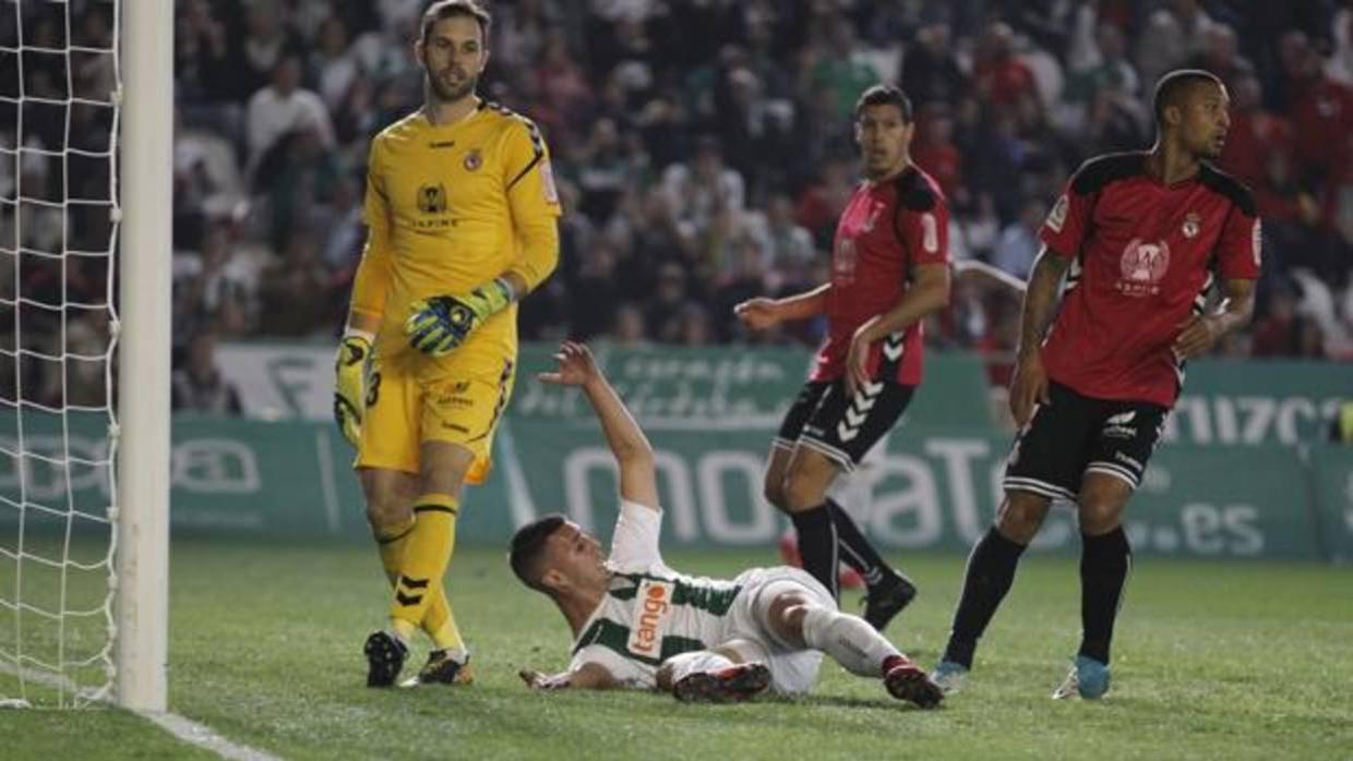 Sergi Guardiola cae derribado tras la falta de Gianni en el Córdoba-Cultural Leonesa