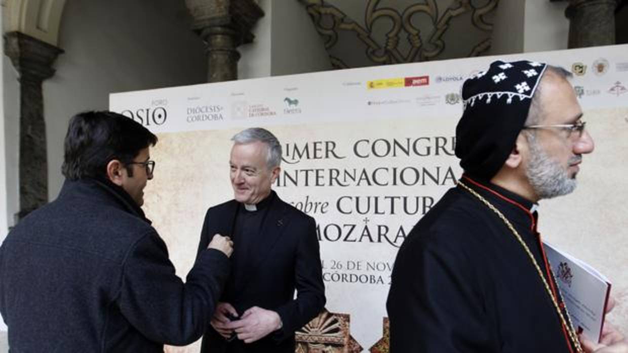 Dos religiosos participantes en el congreso junto a Agustín Jurado, del equipo de comunicación del Cabildo