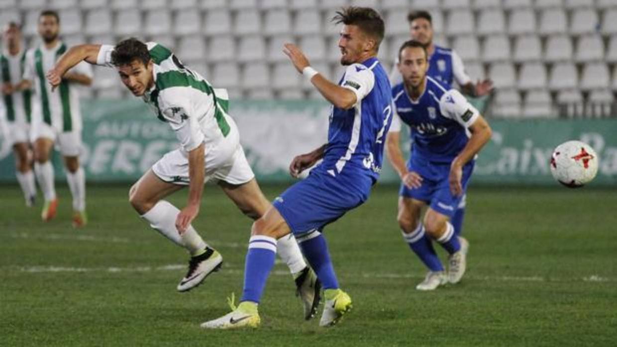 Víctor Mena durante el partido ante la UD Melilla