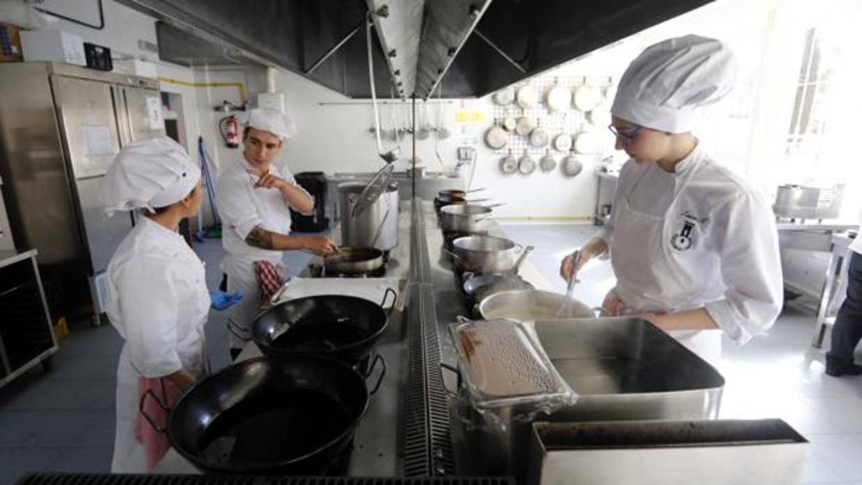 Cocineros en un curso de capacitación profesional