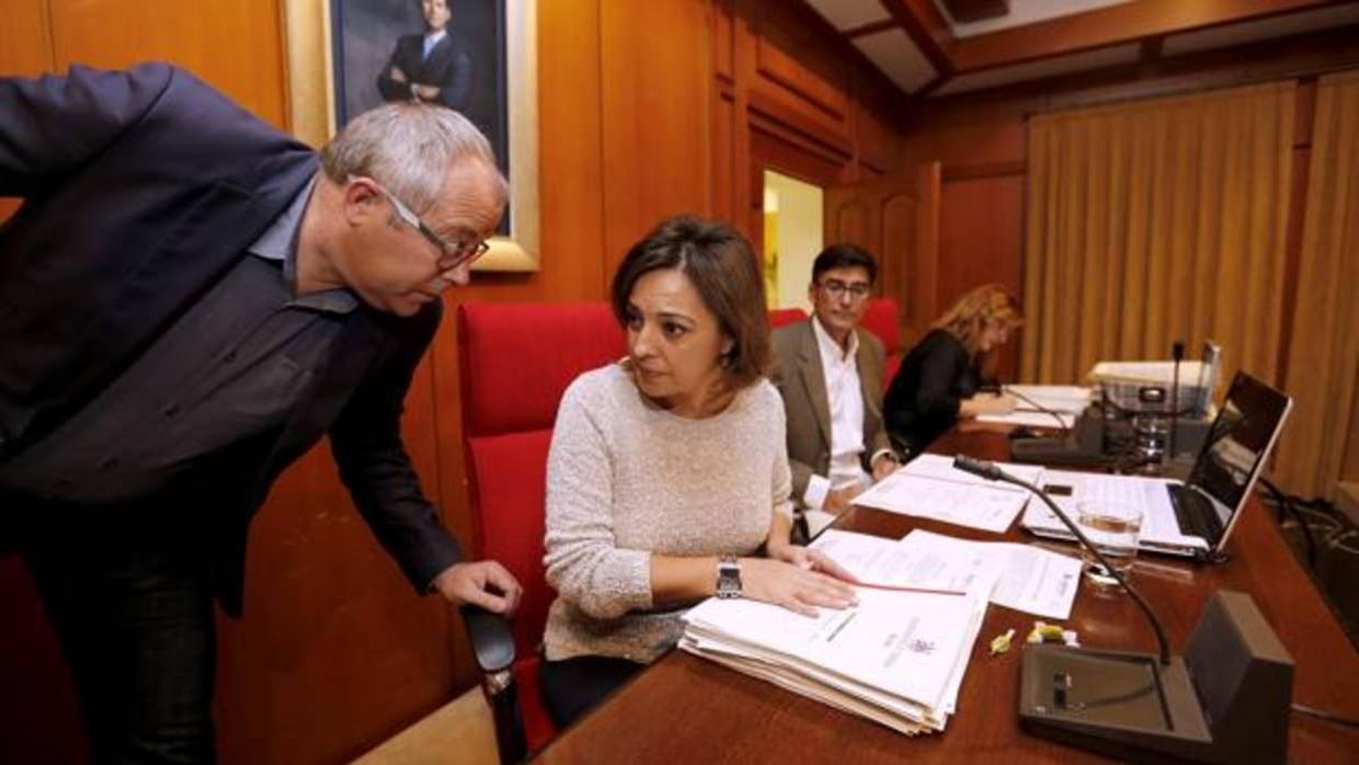 La alcaldesa, Isabel Ambrosio, presidiendo un Pleno municipal