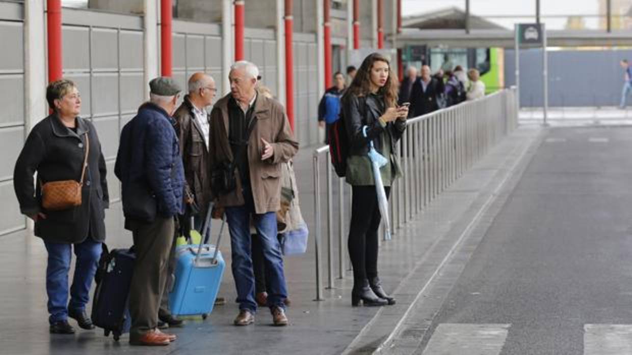 Usuarios esperan la llegada de taxis a la parada de la estación de tren