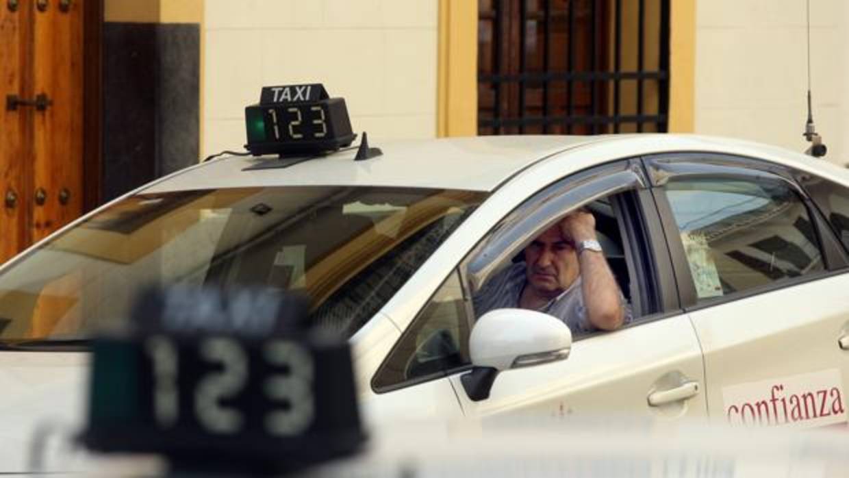 Un taxisra espera clientes en una parada