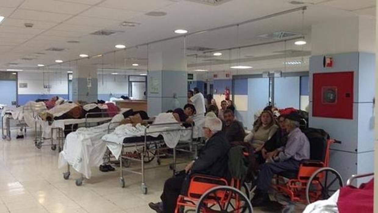 Imagen de la sala de espera de urgencias del Hospital Macarena en uno de los picos de asistencia