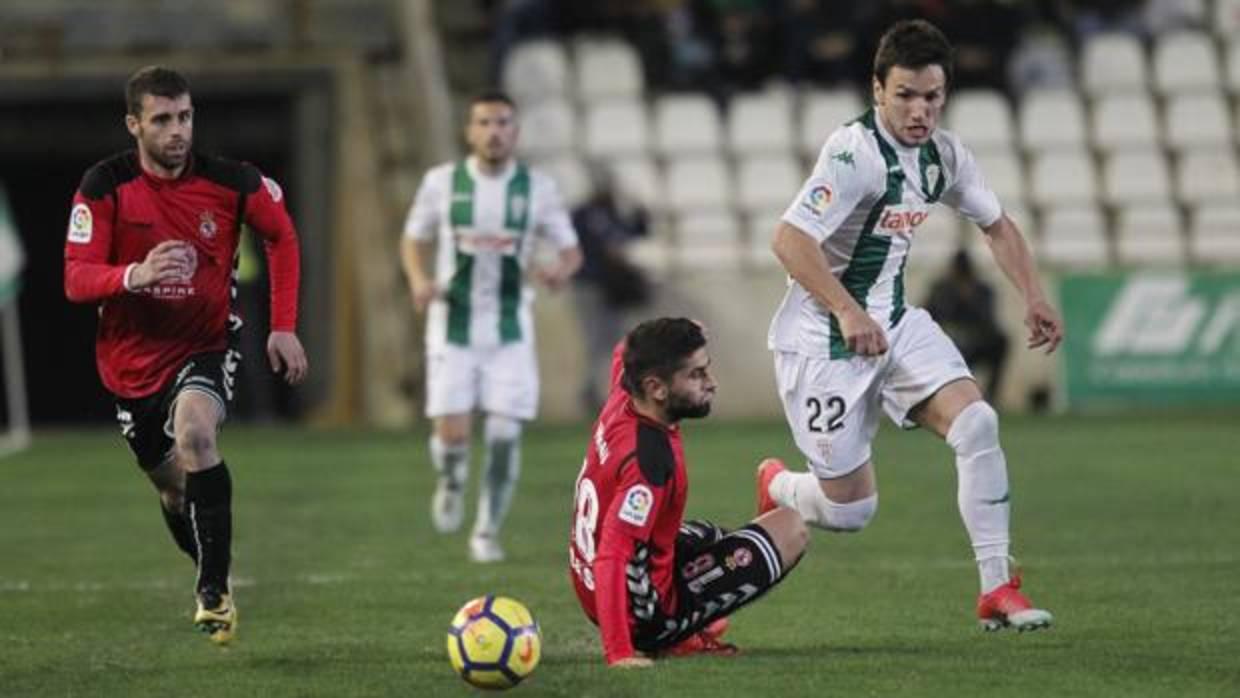 Jovanovic se marcha de un defensa de la Cultural Leonesa con Rodri al fondo