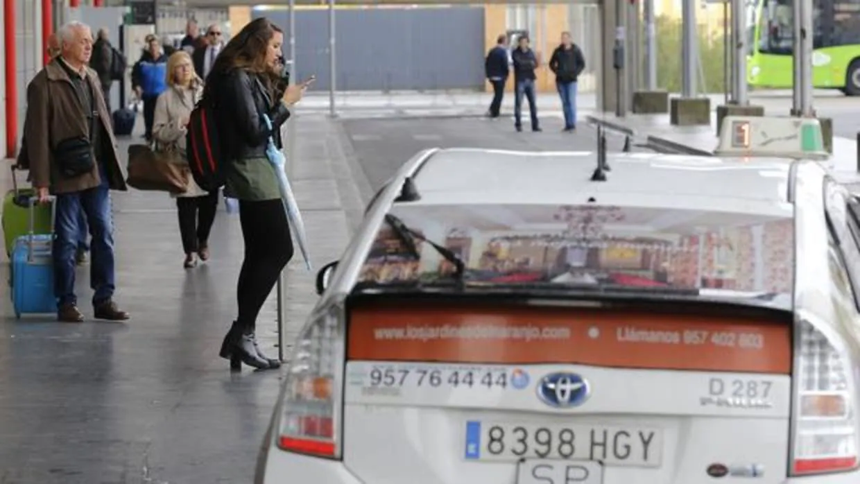 Taxi ante la estación de Córdoba