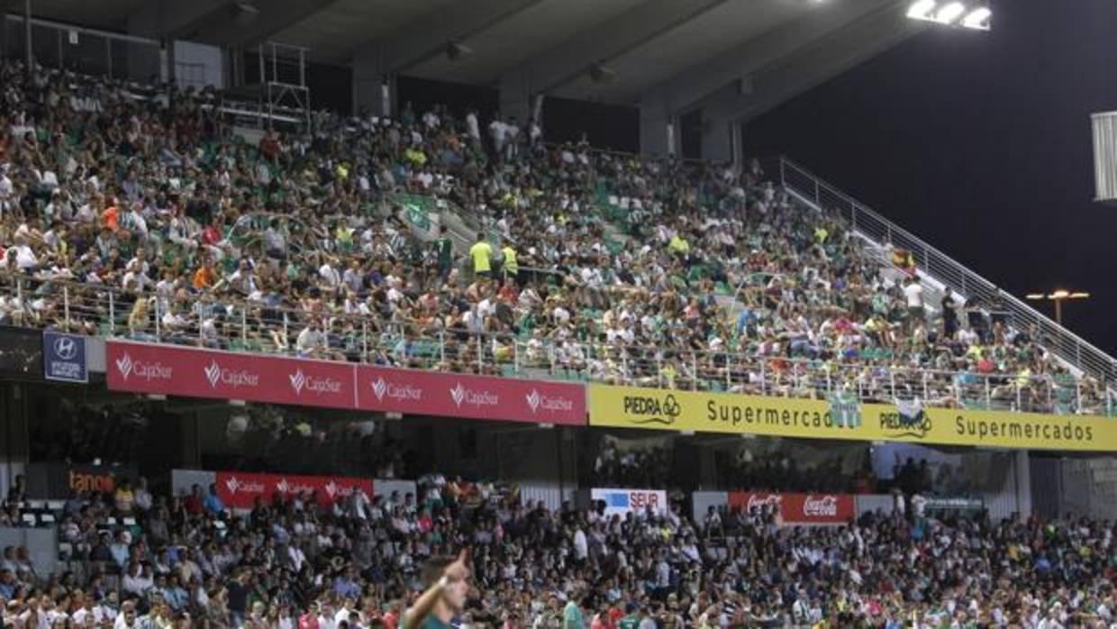 La grada del estadio El Arcángel durante el partido de presentación ante el Real Betis