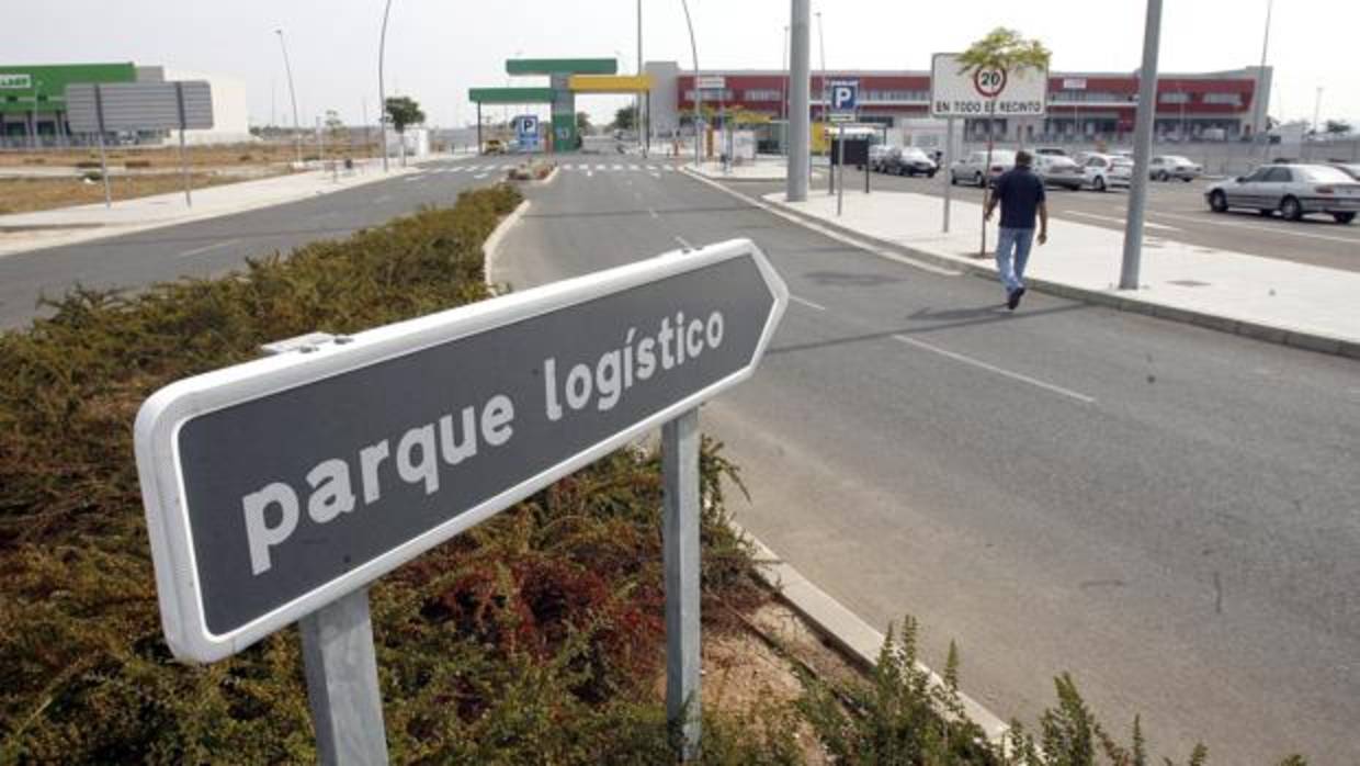 Entrada al área logística de El Higuerón