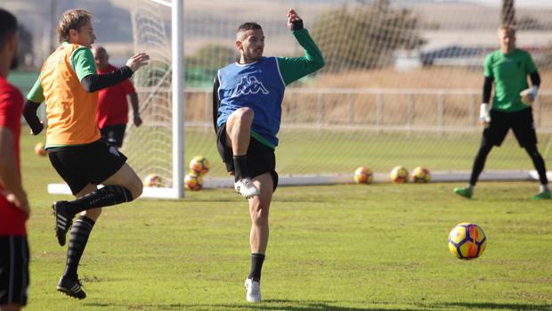 Fernández, defensa del Córdoba CF: «A los aficionados les pido unión porque los necesitamos»