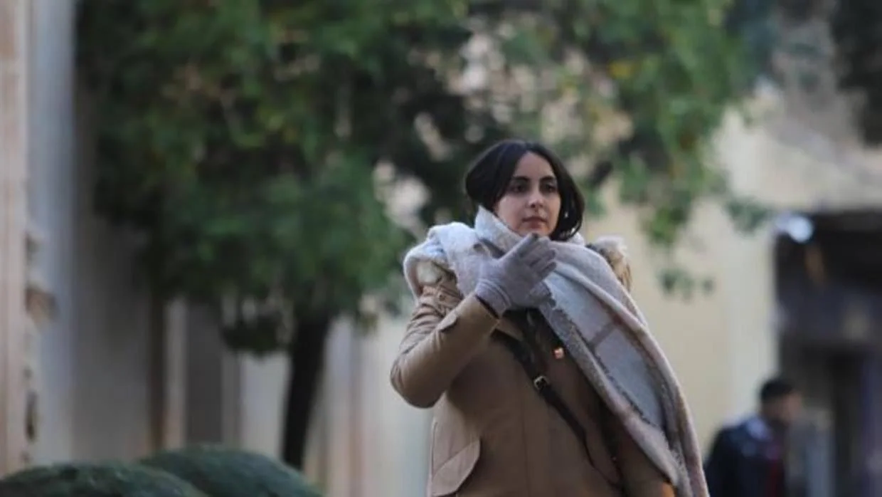 Una mujer abrigada durante un paseo por Córdoba
