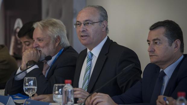 El presidente del Parlamento puede contratar con su sobrino, según el letrado mayor