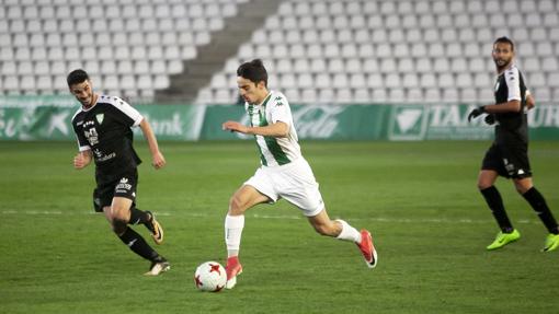 Álvaro Aguado conduce la pelota ante el Villanovense