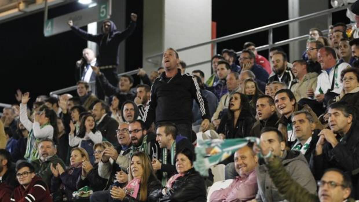 Aficionados del Córdoba protestando en el partido ante la Cultural