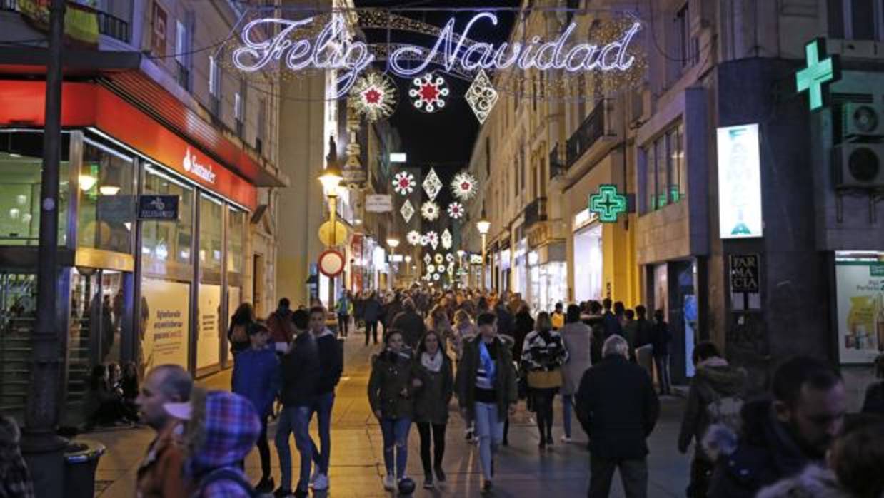 Calle Gondomar con sus establecimientos abiertos