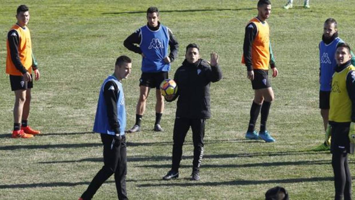 Jorge Romero hablando con sus jugadores