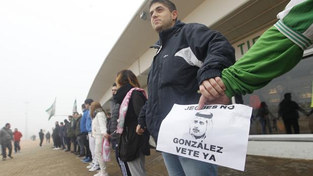 La afición del Córdoba CF protesta contra González con una cadena humana que rodea El Arcángel