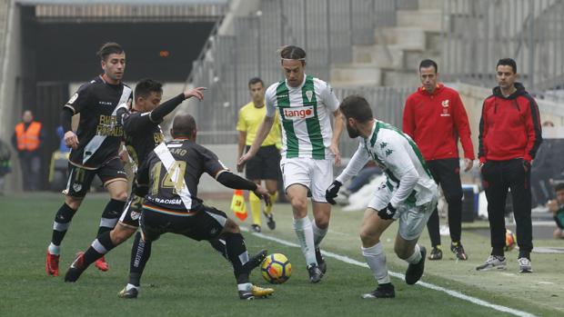 El Córdoba CF agudiza su cruda realidad tras empatar contra el Rayo Vallecano (2-2)