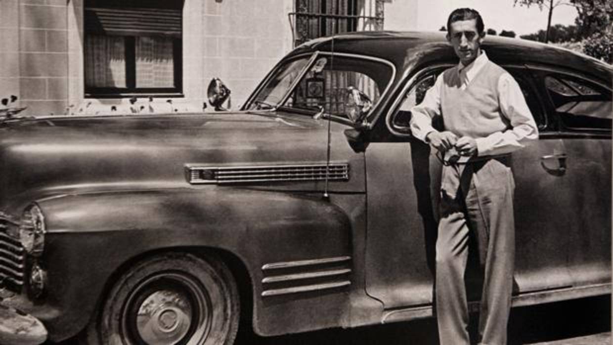 Manolete, con su Cadillac, en la finca «Jandilla» en 1947