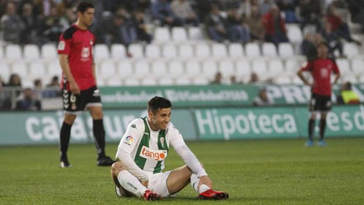 El extremo del Córdoba CF Jaime Romero, sentado en el césped de El Arcángel