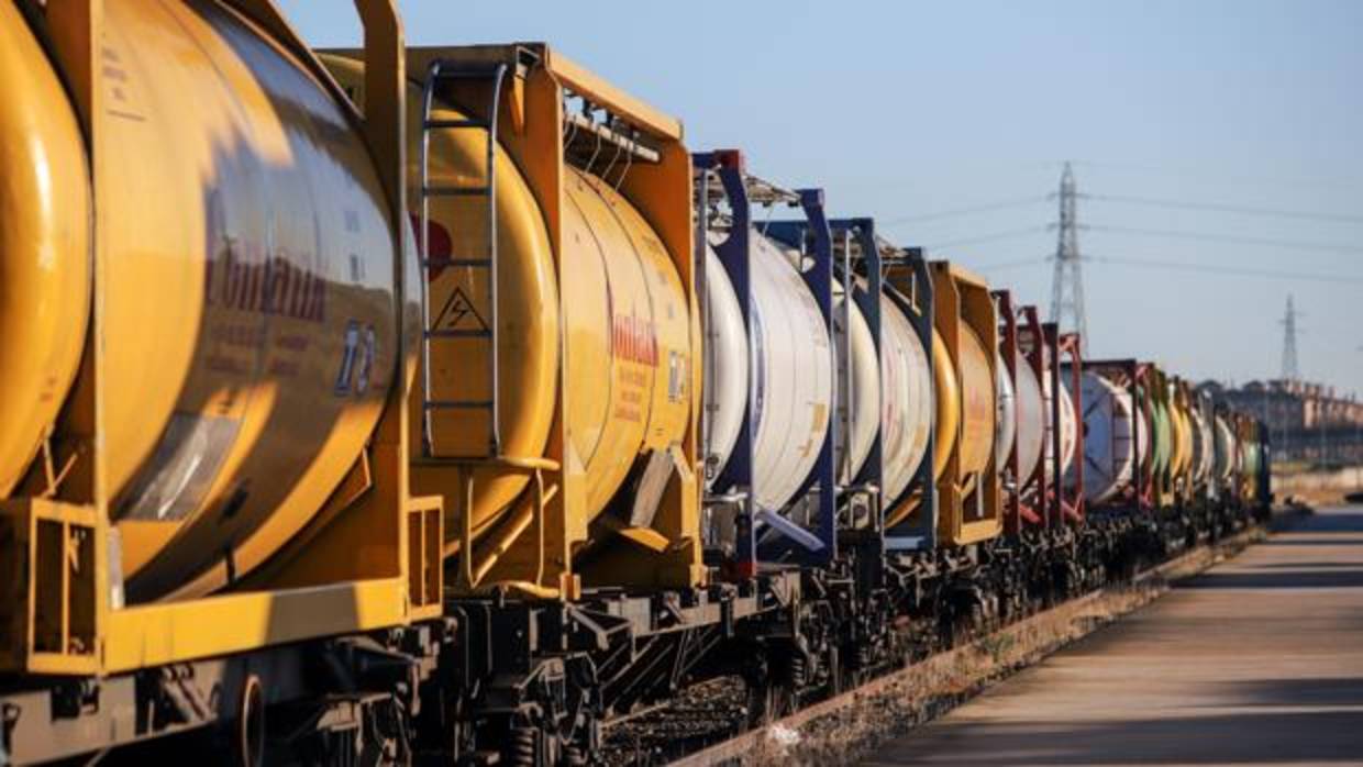 Tren de mercancías en la estación de El Higuerón