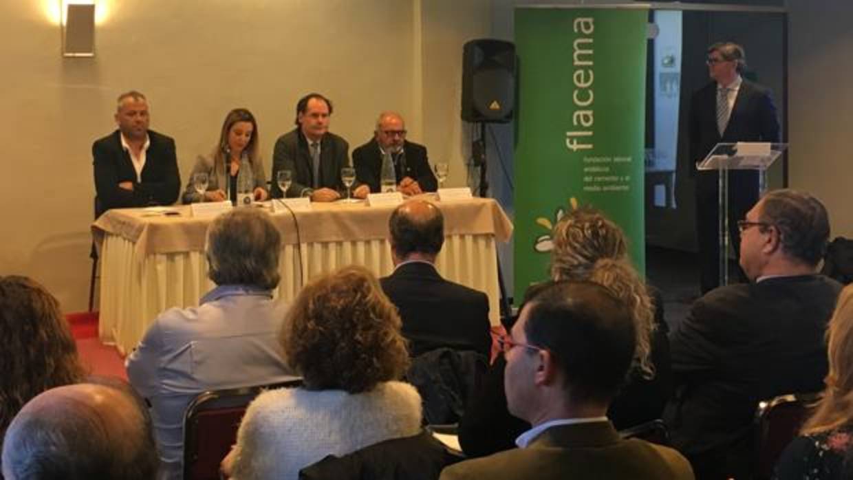 El viceconsejero de Medio Ambiente (en el centro), durante las jornadas de ayer en Flacema