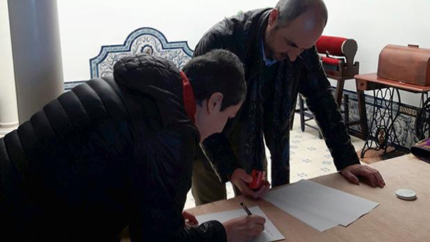 La Vera-Cruz de Córdoba continuará con el bordado del techo de palio de la Virgen del Dulce Nombre