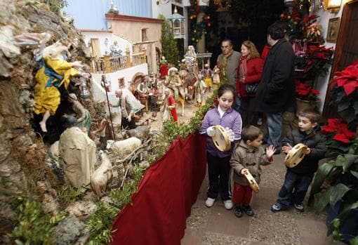 Un portal de Belén en uno de los patios del programa Navidad en los Patios de Córdoba