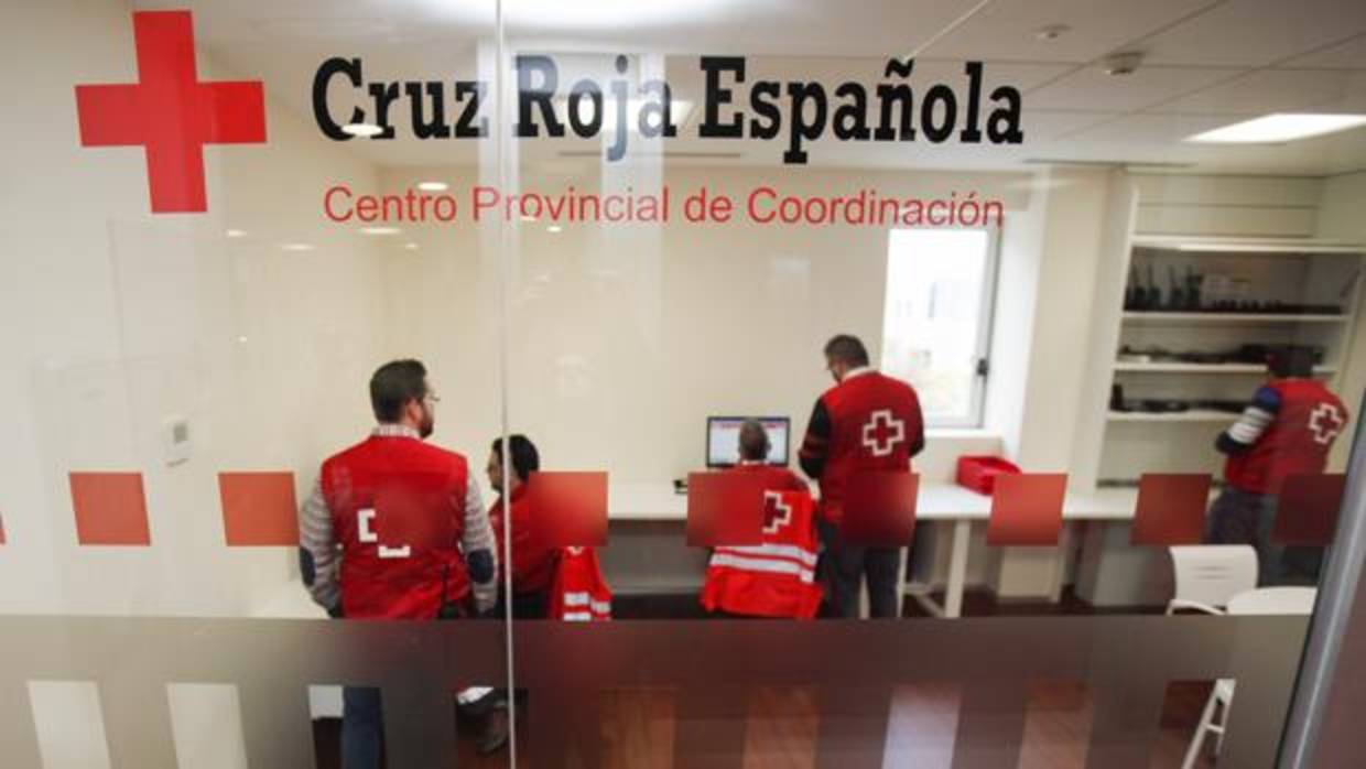 Personal de Cruz Roja en su sede central