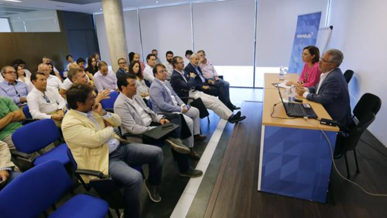 El presidente de Rabanales 21 y la alcaldesa en un encuentro con empresarios del parque