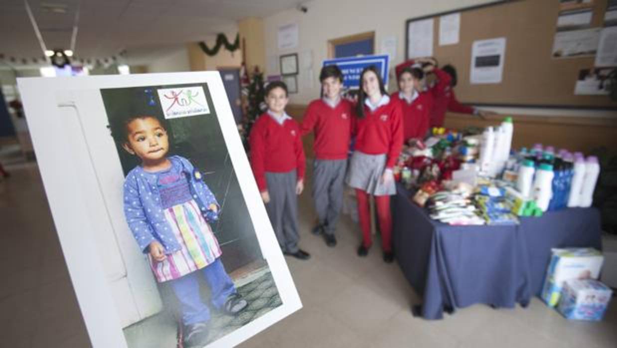 Imagen de la pequeña Feven con alumnos del colegio Almedina al fondo