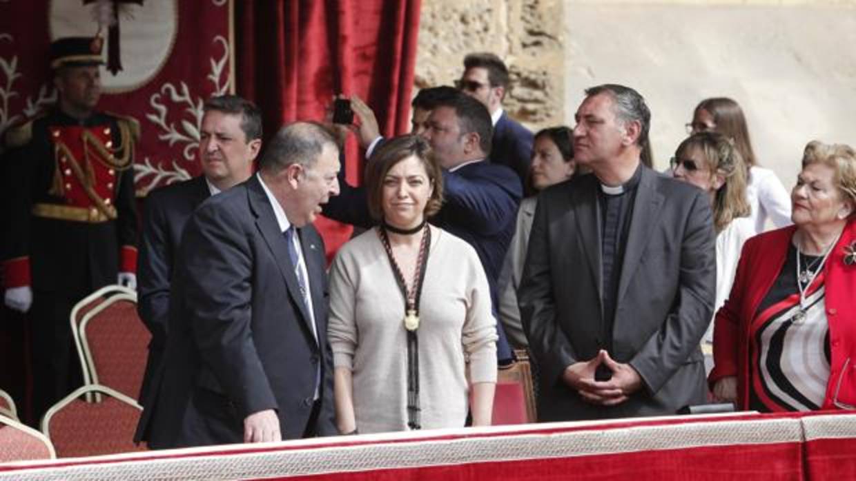 La alcaldesa, en el palco de la carrera oficial el Domingo de Resurrección