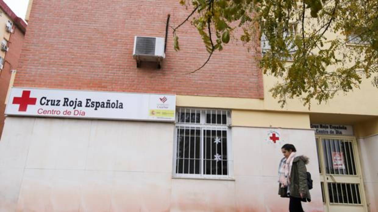 Una joven pasa por delante del centro de día del Parque de las Avenidas