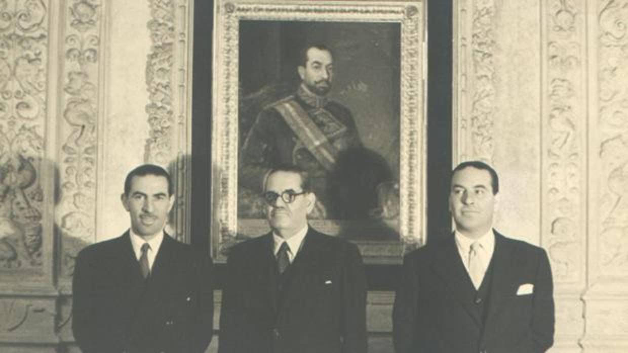 Antonio, Rafael y Alfonso Cruz Conde ante un retrato de José Cruz Conde.