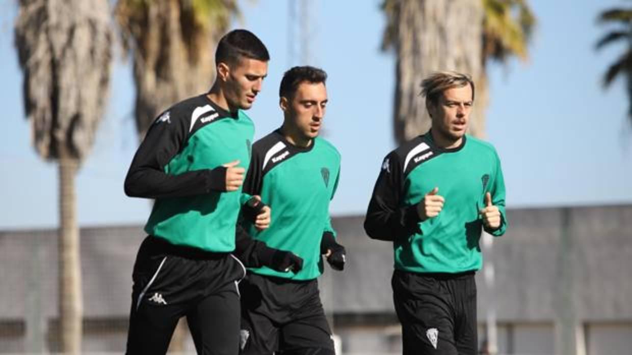 Sergio Aguza, en el centro de la imagen, corre junto a Sergi Guardiola y Javi Lara