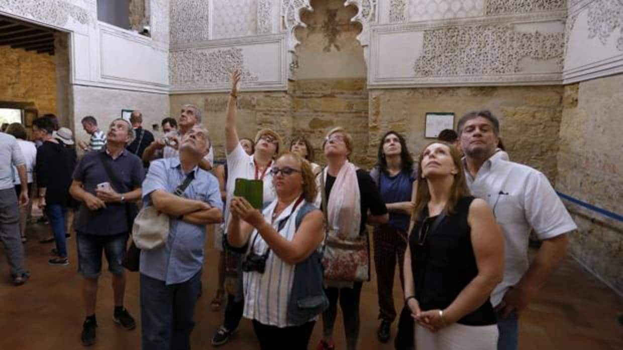 Un grupo de turistas en el interior de la Sinagoga