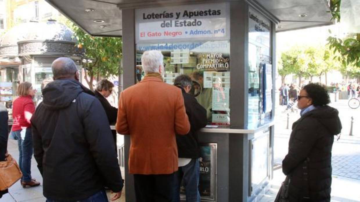 Cordobeses comprando lotería de Navidad