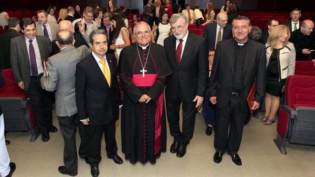 IU tacha de «degradación ética y moral» el premio a la universitaria de Córdoba que no aborte